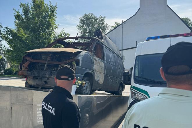Невідомий зловмисник намалював на виставленому автомобілі свастики й напис "фашисти"