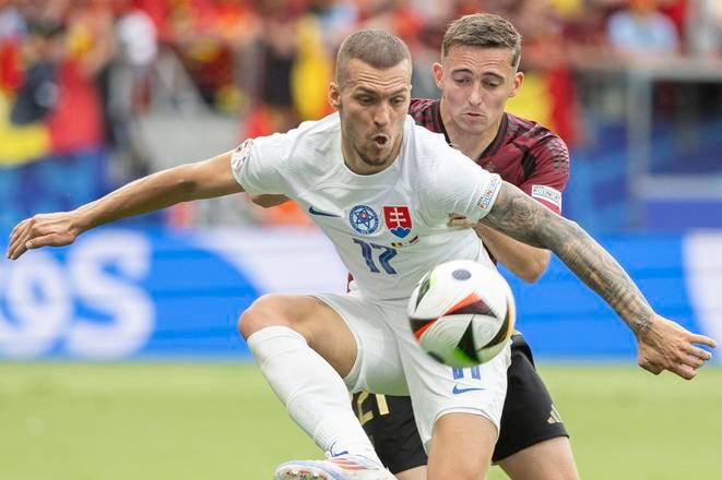 Lukáš Haraslín (vpredu) a hráč Belgicka Timothy Castagne v zápase na záverečnom turnaji Eura 2024. Slovenská reprezentácia sa vtedy nezľakla a vyhrala. To isté želá Lukáš Haraslín hráčom dvadsaťjednotky.