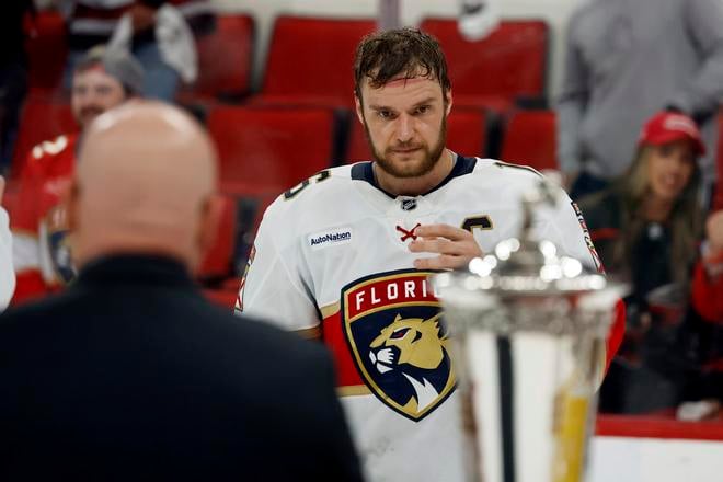 Kapitán  Floridy Panthers Aleksander Barkov sa pozerá na trofej Princa Walesu pre víťazov Východnej konferencie NHL.