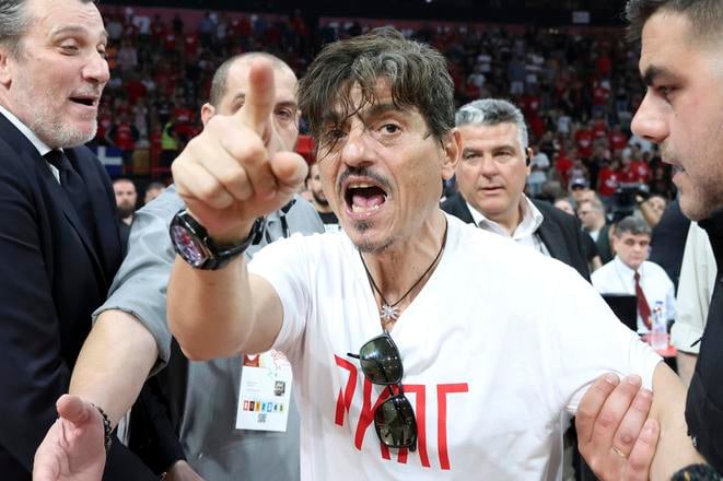 Majiteľ basketbalového klubu Panathinaikos Atény Dimitris Giannakopoulos musel po vyhrážkach na stranu Olympiakosu opustiť finálový zápas gréckej ligy.
