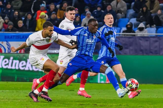 Idjessi Metsoko (uprostred) strieľa gól v Lige majstrov do siete Stuttgartu.