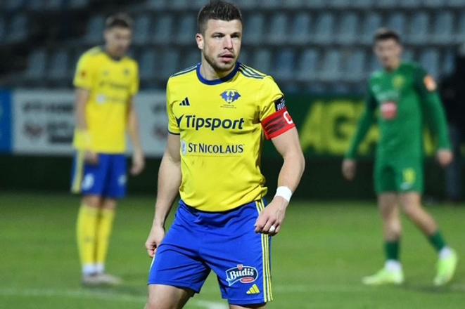 Matúš Marcin nosil v neprítomnosti Igora Žofčáka na ihrisku michalovskú kapitánsku pásku.