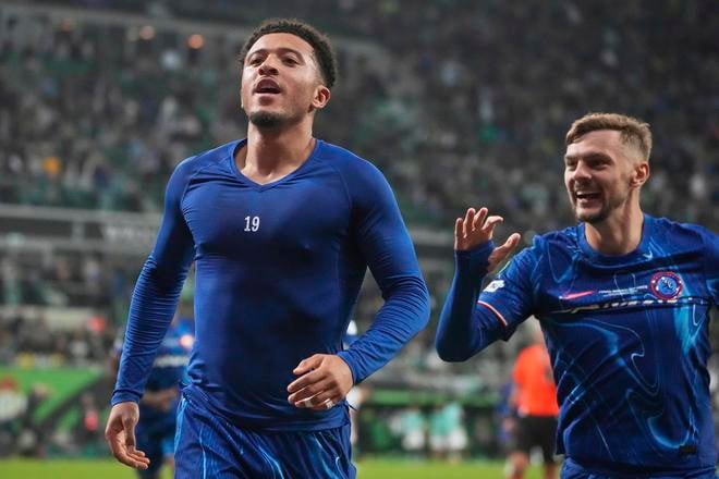Jadon Sancho (vľavo)