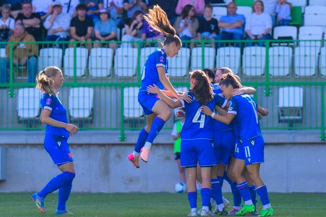 Radosť futbalistiek Slovenska z gólu.