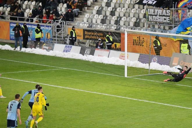Vľavo v žltom Žan Medved (FC Košice)  strieľa gól z pokutového kopu.
