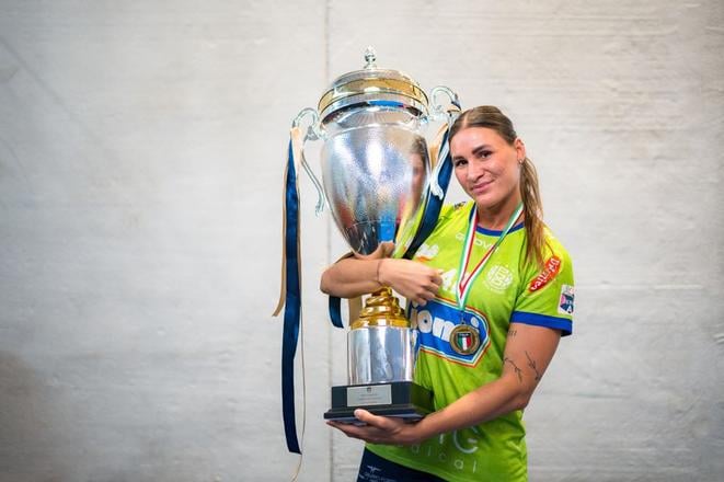 Slovenská hádzanárka Karin Bujnochová v drese Jomi Salerno po zisku majstrovského titulu v Taliansku.
