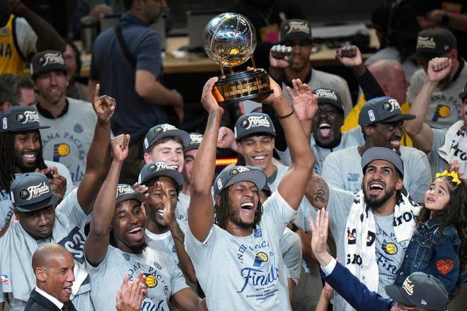 Basketbalista Indiany Pacers Myles Turner drží nad hlavou trofej po triumfe v 6. zápase finále play-off Východnej konferencie zámorskej NBA Indiana Pacers - New York Knicks.
