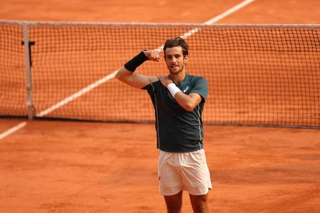 Taliansky tenista Lorenzo Musetti sa raduje z víťazstva nad Američanom Francesom Tiafoem vo štvrťfinále mužskej dvojhry na grandslamovom turnaji Roland Garros v Paríži 2025