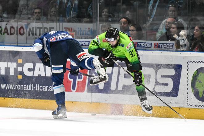 Matúš Holenda (Žilina) v súboji so Samuelom Bučekom (Nitra).