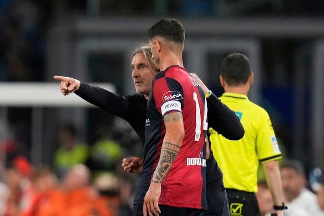 Davide Nicola (vľavo, v rozhovore s Alessandrom Deiolom) na lavičke Cagliari skončil.