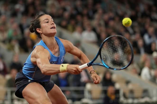 Francúzska tenistka Lois Boissonová odvracia úder Mirry Andrejevovej z Ruska počas štvrťfinále ženskej dvojhry na turnaji Roland Garros v Paríži.