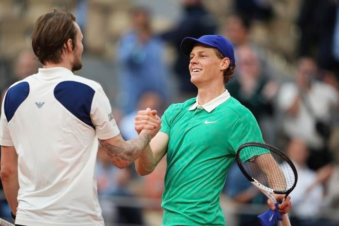 Jannik Sinner (vpravo) a Alexander Bublik si podávajú ruky po štvrťfinále mužskej dvojhry na grandslamovom turnaji Roland Garros v Paríži. Sinner zvíťazil 6:1, 7:5, 6:0.