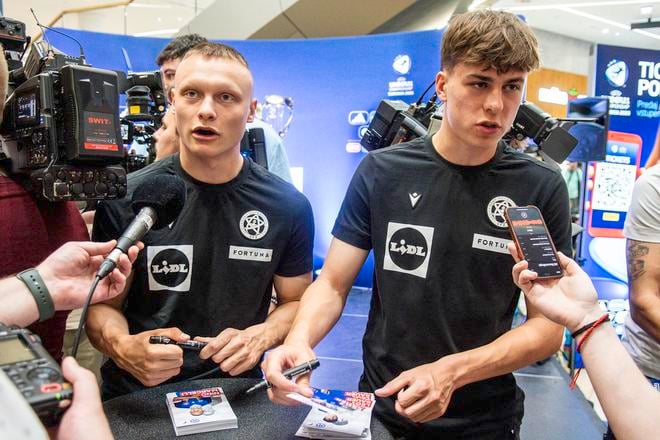 Nino Marcelli a Leo Sauer počas stredajšej autogramiády v OC Nivy.