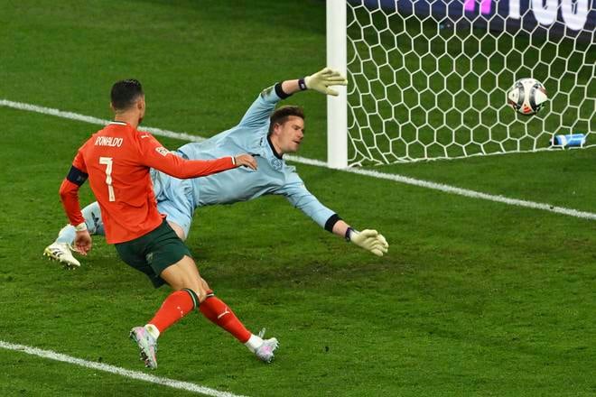Cristiano Ronaldo strieľa druhý gól Portugalska do siete Nemecka.