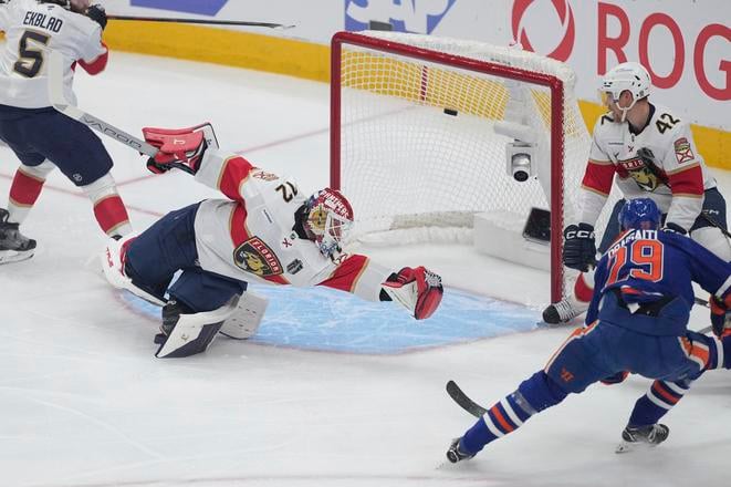 Leon Draisaitl (29) z Edmontonu Oilers skóruje proti brankárovi Floridy Panthers Sergejovi Bobrovskému (72).