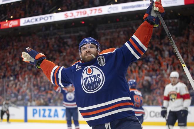 Leon Draisaitl (29) oslavuje po tom, ako strelil víťazný gól proti Floride Panthers.