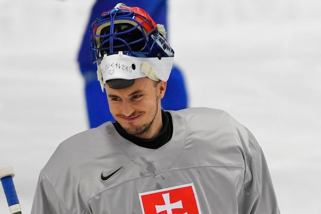 Matej Tomek počas tréningu slovenskej hokejovej reprezentácie.