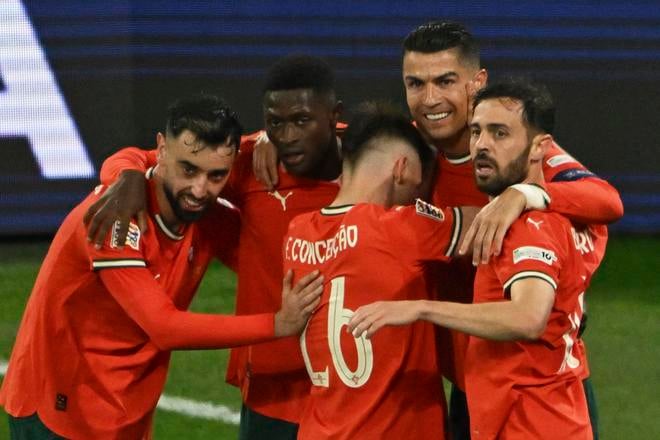 Kapitán Portugalska Cristiano Ronaldo (druhý sprava) sa teší so spoluhráčmi z gólu počas semifnálového zápasu Ligy národov Nemecko - Portugalsko.