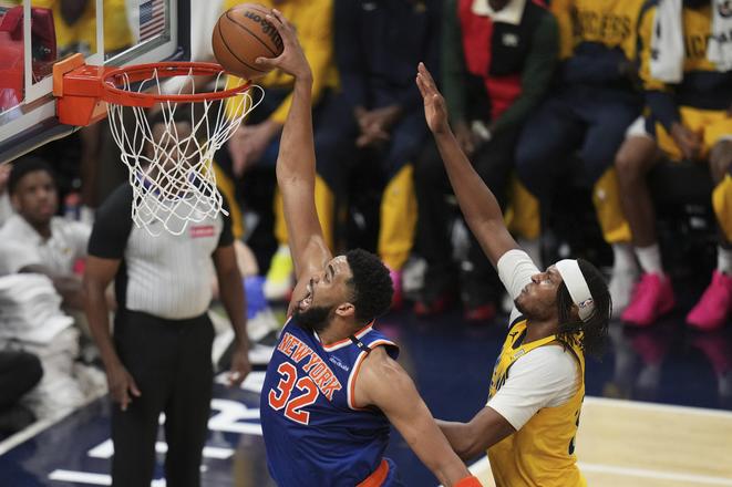 Basketbalista New Yorku Knicks Karl-Anthony Towns (vľavo), vpravo hráč Indiany Pacers Myles.
