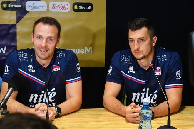 Tréner slovenských volejbalistov Steven Vanmedegael (vľavo) a kapitán Jakub Ihnát.
