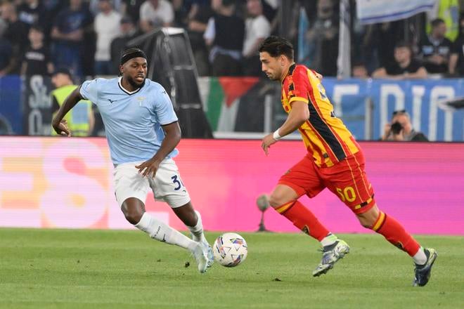 Hráč Lecce Santiago Pierotti (vpravo) a hráč Lazia Nuno Tavares v akcii počas futbalového zápasu Serie A.