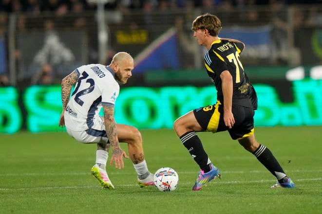 Futbalista Interu Miláno Federico Dimarco (vľavo) a hráč Coma Nico Paz.