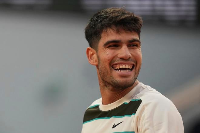 Španielsky tenista Carlos Alcaraz sa usmieva vo štvrťfinále mužskej dvojhry proti Američanovi Tommymu Paulovi na grandslamovom turnaji Roland Garros 2025.