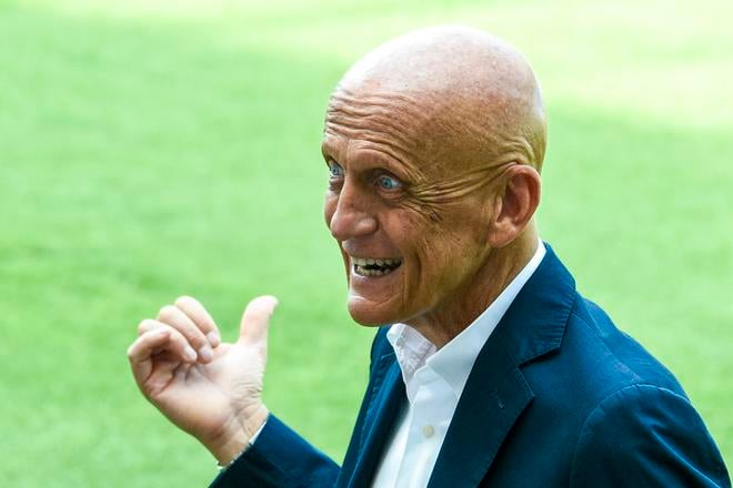 Aj na Slovensku predvádzal Pierluigi Collina príznačnú gestikuláciu.