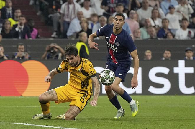 Francesco Acerbi (vľavo) v súboji s Achrafom Hakimim vo finále Ligy majstrov, v ktorom Inter Miláno podľahol Parížu Saint-Germain 0:5.