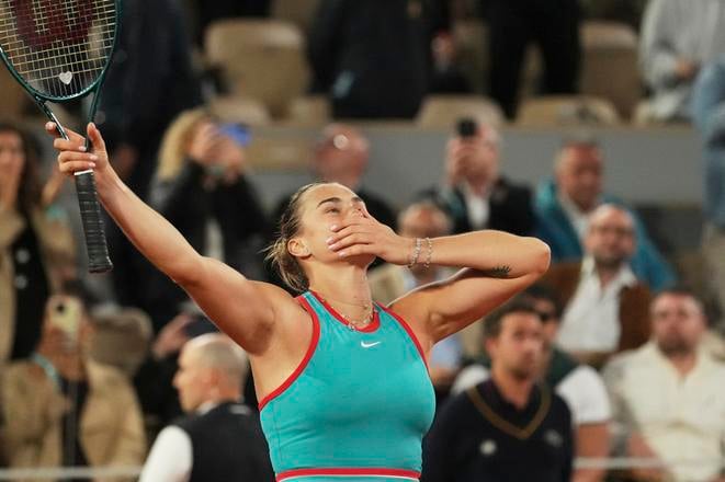 Bieloruská tenistka Arina Sobolenková sa teší z víťazstva v semifinále ženskej dvojhry proti Poľke Ige Swiatekovej na grandslamovom turnaji Roland Garros v Paríži.
