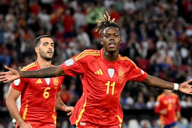 Nico Williams (vpravo) sa raduje z úvodného gólu Španielska do siete Francúzska v semifinále Ligy národov v Stuttgarte. Vľavo Mikel Merino.