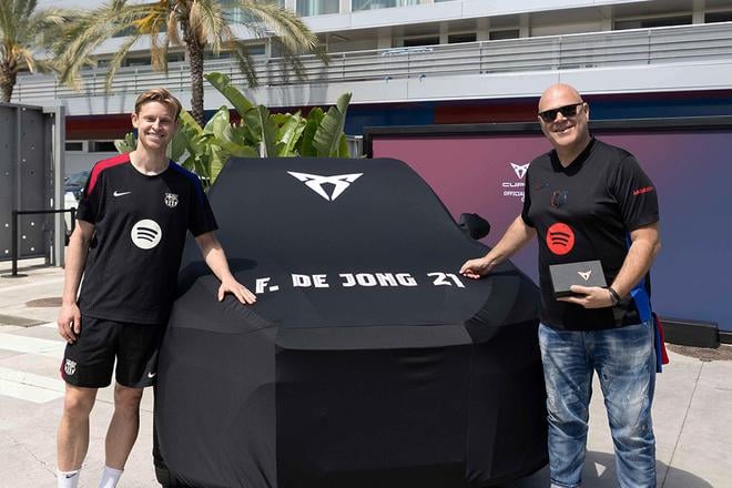 Frenkie de Jong pri preberaní automobilu CUPRA.