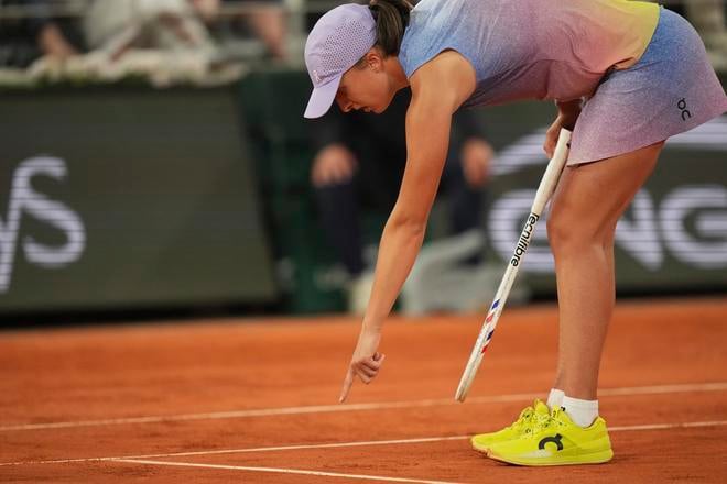 Poľská tenistka Iga Swiateková ukazuje na odtlačok loptičky na antuke v semifinále ženskej dvojhry proti Bieloruske Arine Sobolenkovej na grandslamovom turnaji Roland Garros 2025