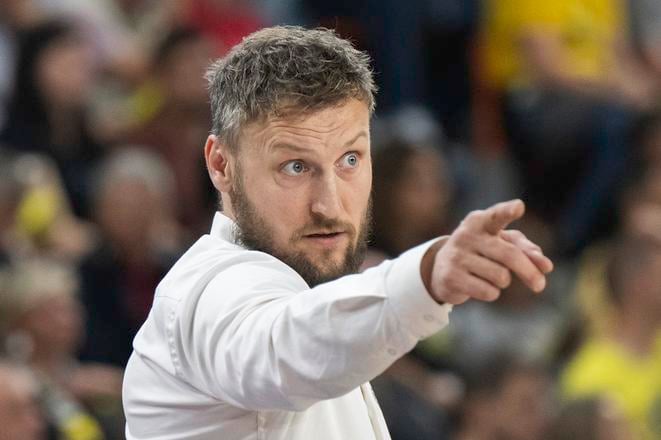 Tréner basketbalistov Levíc Michal Madzin.