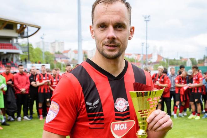Jozef Dolný s trofejou, ktorú obdržal za nomináciu do najlepšej Jedenástky ročníka.