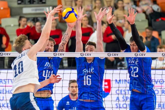 Na snímke zľava Luka Marttila (Fínsko), 
Trojblok Slovákov (zľava) Adrián Vančo, Jakub Kováč a Július Firkaľ sa snaží zastaviť útok Fína Luku Martillu. Naši prehrali v prvom zápase ZEL s Fínskom 0:3.