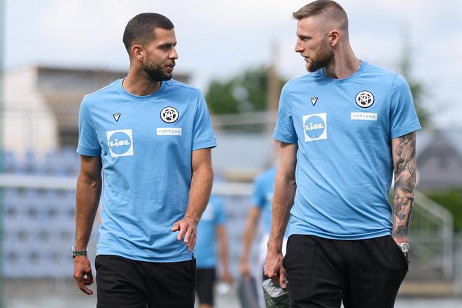 Dvaja z našich najskúsenejších – vľavo Dávid Hancko, vpravo Milan Škriniar.