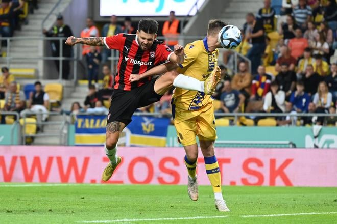 Filip Kaša, ako hráč DAC Dunajská Streda, v súboji o loptu s Michalom Ďurišom počas zápasu 9. kola Niké ligy DAC 1904 Dunajská Streda - FC Spartak Trnava v októbri 2023.