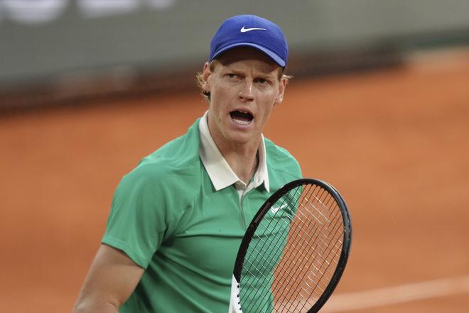 Taliansky tenista Jannik Sinner si zahrá premiérové parížske grandslamové finále.