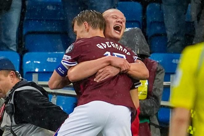 Erling Haaland (vpravo) a Martin Odegaard sa tešia z gólu v talianskej sieti. Zo stretnutia Nórsko - Taliansko 3:0.