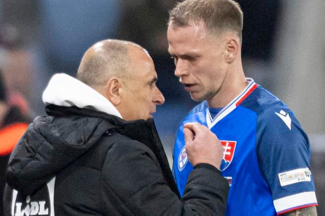 Vpravo Ondrej Duda a vľavo tréner Slovenska Francesco Calzona.