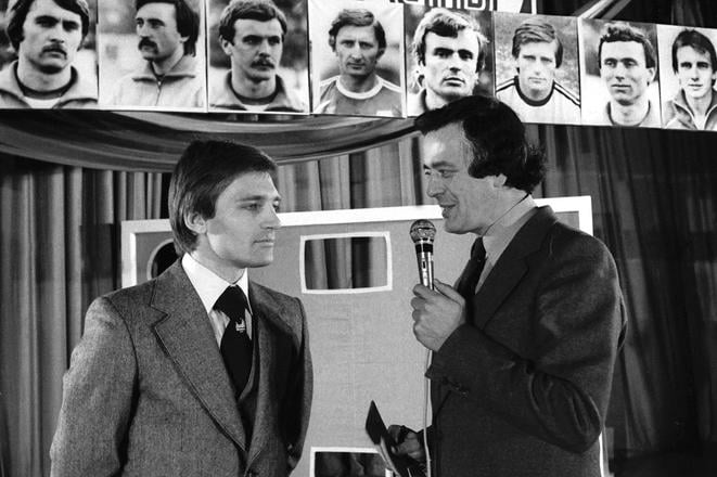 Ladislav Jurkemik (vľavo) a legendárny komentátor Karol Polák. Snímka je z roku 1980, keď Jurkemik v drese Československa získal bronz na ME. Prispelo k tomu aj víťazstvo nad Gréckom.