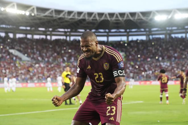 Venezuelský futbalista José Salomón Rondón sa teší z gólu.