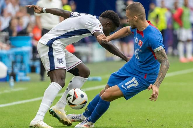 Sprava Lukáš Haraslín (Slovensko) a Bukayo Saka (Anglicko).