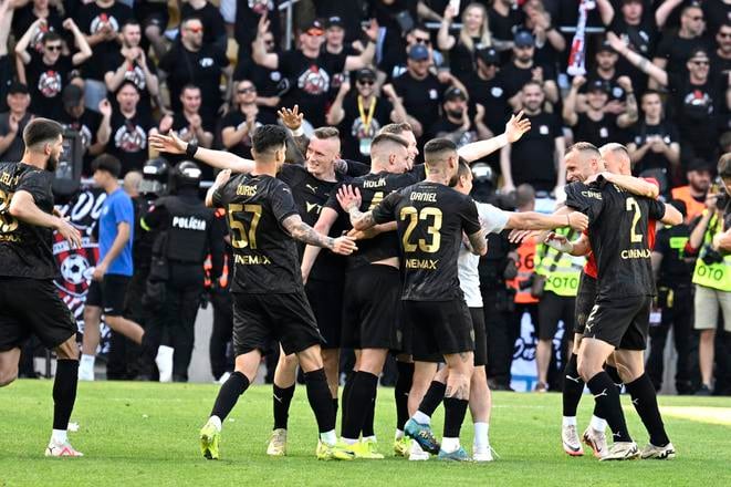 Futbalisti Trnavy oslavujú zisk Slovenského pohára.