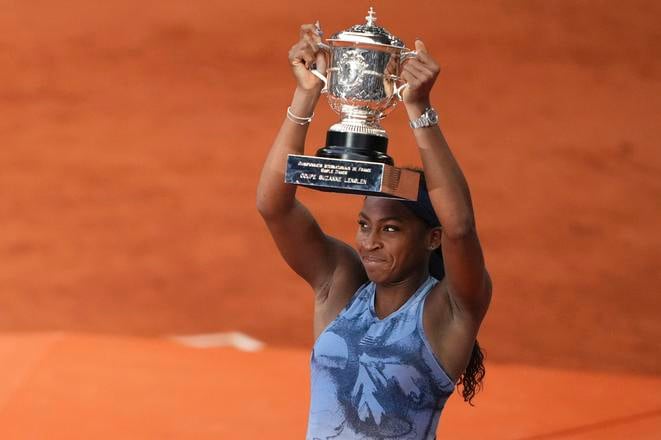 Coco Gauffová so svojou prvou parížskou trofejou.