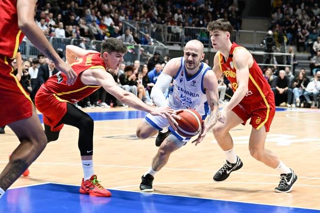 Šimon Krajčovič (uprostred) v reprezentačnom drese.