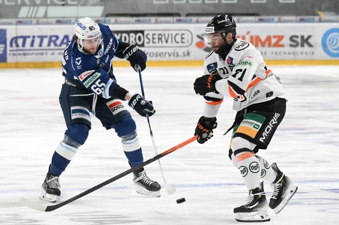Na snímke zľava Alex Cotton (Nitra) a Eduard Šedivý (Košice) v treťom zápase finále play-off Tipos extraligy medzi HK Nitra a HC Košice.
