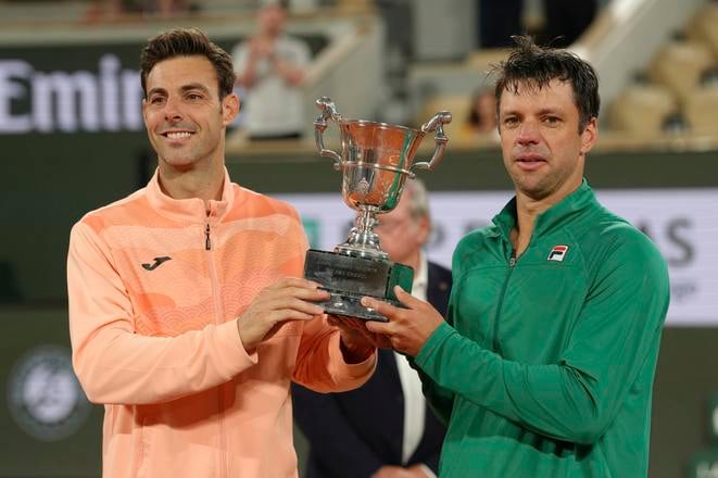 Španielsky tenista Marcel Granollers s Argentínčanom Horaciom Zeballosom s trofejou pre víťazov.