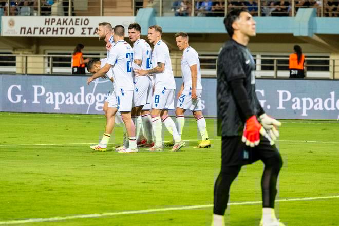 Na snímke slovenskí futbalisti oslavujú jediný gól počas prípravného zápasu Grécko – Slovensko.